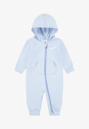 Világoskék, kapucnis, cipzáras kezeslábas hosszú ujjakkal, elülső zsebekkel és fehér Nike logóval a mellkason. Puha anyagból készült.