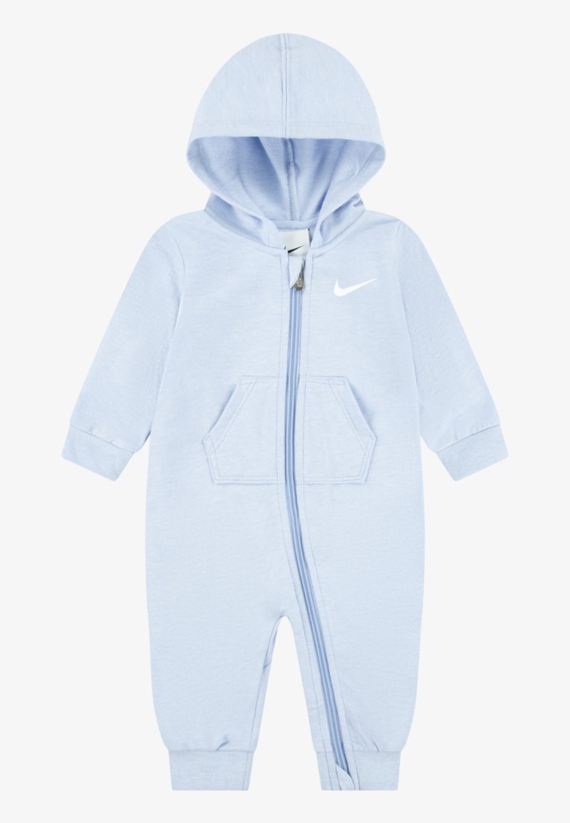 Vaaleansininen hupullinen haalari, jossa on pitkähihaiset hihat, etutaskut ja valkoinen Nike-logo rinnassa. Valmistettu pehmeästä kankaasta.