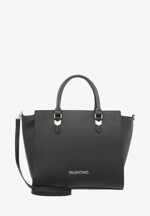 Czarna skórzana torebka z dwoma górnymi uchwytami, odpinanym paskiem na ramię, złotymi akcentami metalowymi i usztywnionym kształtem. Logo „VALENTINO” w kolorze złotym.