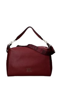 Bordeaux leren handtas met een gestructureerd oppervlak, een bovenhandvat en een contrasterende schouderriem met logo-details. Zilveren hardware accenten.