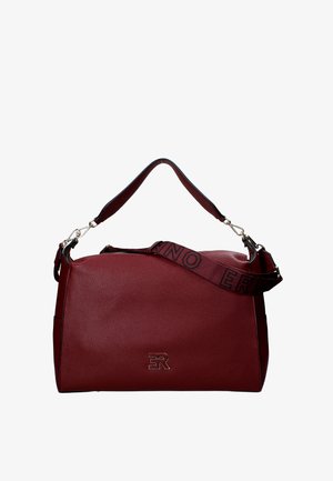 Borsa a mano in pelle bordeaux con superficie texturizzata, manico superiore e tracolla a contrasto con dettagli del logo. Finiture in metallo argentato.