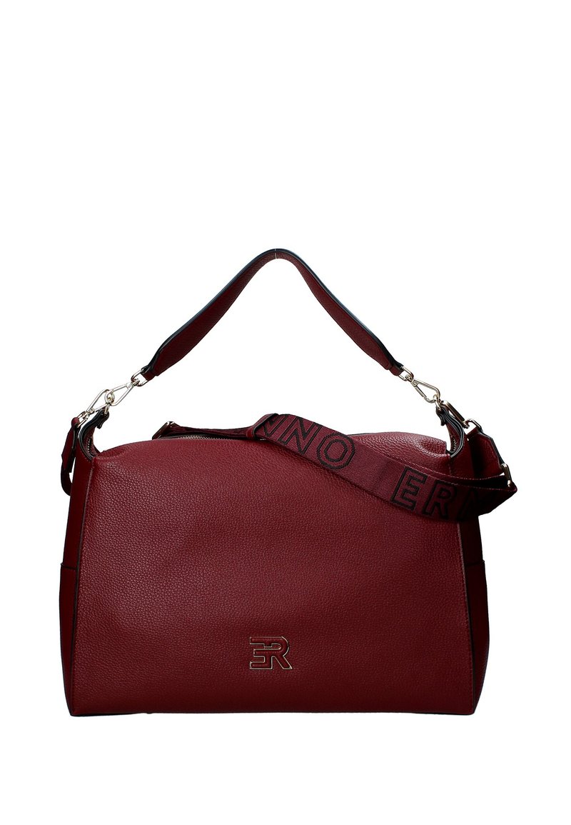 Bordeaux leren handtas met een gestructureerd oppervlak, een bovenhandvat en een contrasterende schouderriem met logo-details. Zilveren hardware accenten.