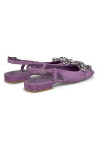 Zapatos de ante morado tipo slingback con un bajo tacón cuadrado y adornos de rhinestones en la punta. Correa simple con hebilla ajustable.