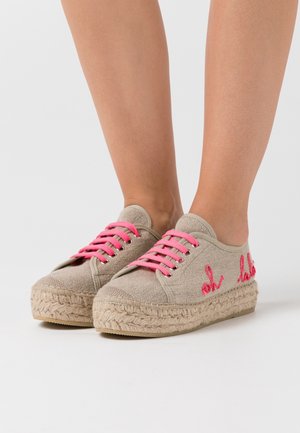 Béžové espadrilky s růžovými tkaničkami a vyšitým detailem "oh la la". Mají tkanou podešev z juty a texturovaný látkový svršek.