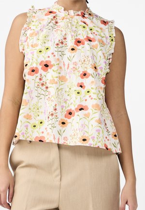 Bloes met bloemenmotief in pasteltinten, met ruches aan de randen en een hoge halslijn, met een patroon van roze, oranje en groene bloemen op een witte achtergrond.