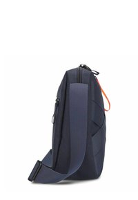 Borsa a spalla blu navy con tessuto texturizzato, tracolla regolabile, chiusura con zip e dettagli arancioni. Presenta una tasca laterale per ulteriore spazio di stoccaggio.