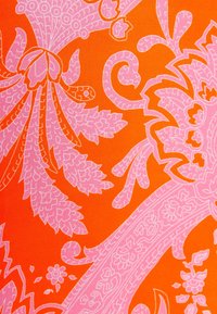 Tela naranja con un patrón floral en rosa. Diseños intrincados que incluyen hojas y flores, con un grosor de línea variable para mayor detalle.