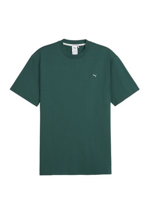 Groene katoen t-shirt met een ronde hals, korte mouwen en een klein wit logo op de linkerkant van de borst. Soepele textuur, minimalistisch ontwerp.