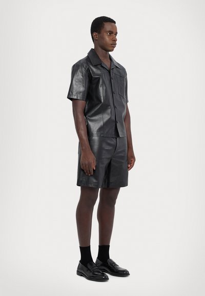 STUDIO ID EZRA  - Pluus - black