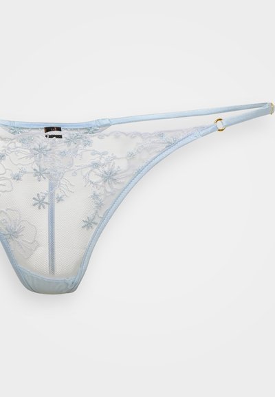Tanga azzurro chiaro con intricate ricami floreali in pizzo su tessuto a rete. Presenta dettagli in satin, spalline regolabili e un piccolo accento in metallo dorato.