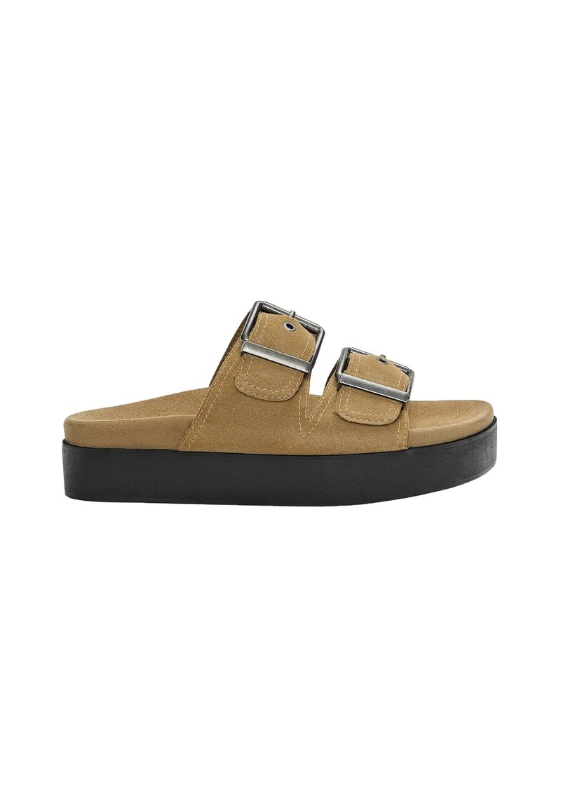 Bruine suède plateau sandalen met twee verstelbare zilveren gespsluitingen, platte zwarte zool en een minimalistisch ontwerp.