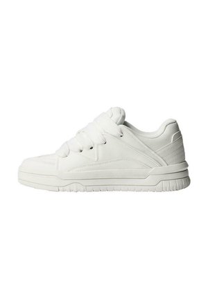 Witte sneakers met een gladde leren buitenkant, een gevoerde tong, platte veters en getextureerde accenten aan de zijkanten en hiel.