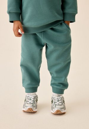 Next, REGULAR FIT - PRICE STARTER CREW JOGGERS SET . - Survêtement - green