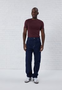 Pier One 3 PACK BASIC MUSCLE FIT T SHIRT - T-shirts - bordeaux/dark green/dark blue