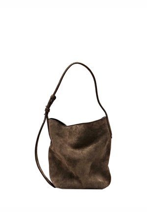 Sac épaule en daim marron avec une forme douce et non structurée et une bandoulière réglable sur fond blanc.