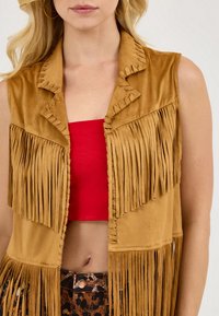 Wrangler WRANGLER X LAINEY WILSON FESTIVAL FRINGE VEST - Vest - bone brown