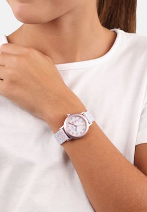 Rosa Analoguhr mit rundem Gehäuse, weißem Zifferblatt und einem blau-pink gemusterten Armband. Verfügt über klare Stundenmarkierungen und schlichte Zeiger.