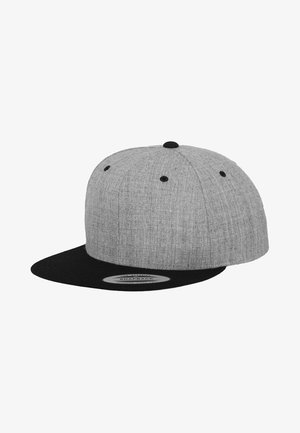 Szara bawełniana czapka snapback z płaskim czarnym daszkiem, z sześcioma otworami wentylacyjnymi i czarnym guzikiem na górze jako detal wzorniczy.