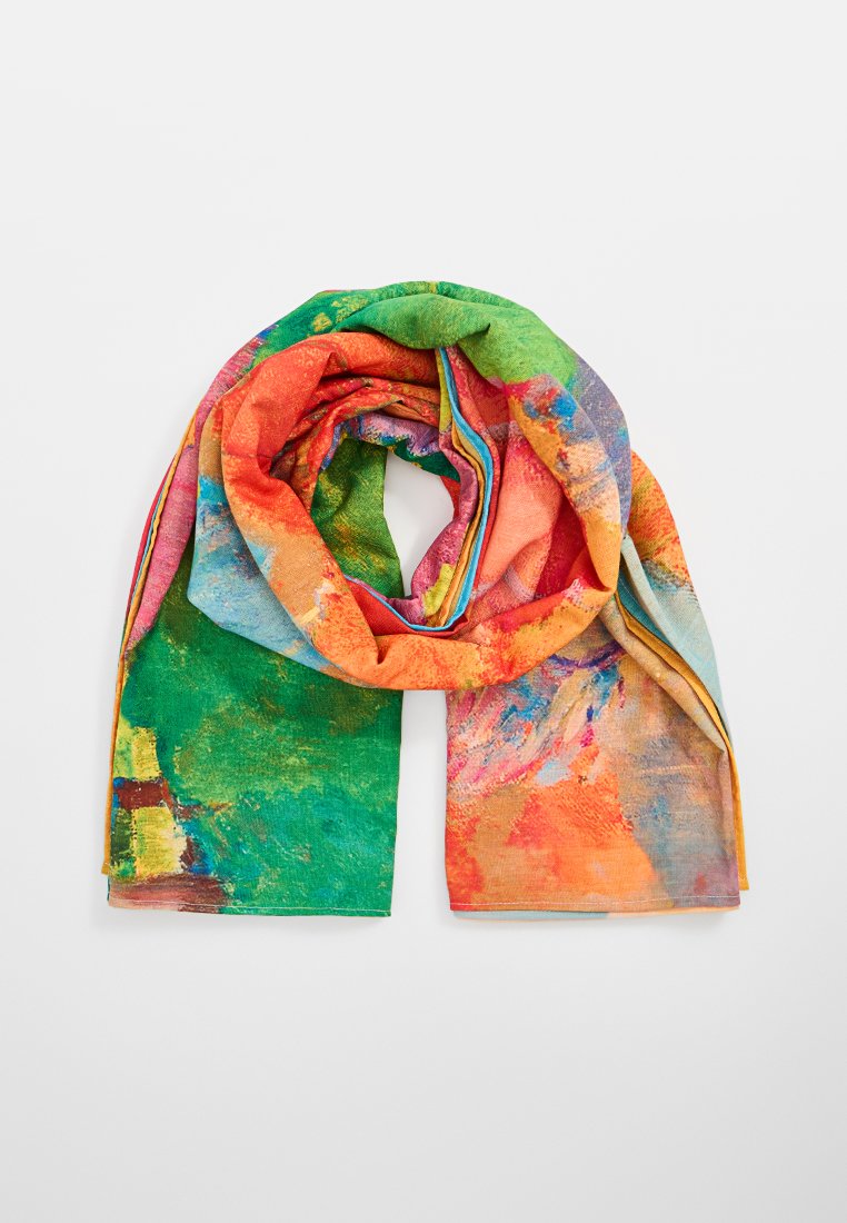 Wielokolorowy szalik z abstrakcyjnymi wzorami pociągnięć pędzla w kolorach zielonym, pomarańczowym, niebieskim i różowym, luźno zawieszony na białym tle.