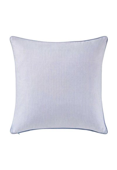 Τετράγωνο μαξιλάρι με κάθετες ρίγες σε μπλε και λευκό, με λεία υφασμάτινη υφή και ρέλι σε πιο σκούρο μπλε.