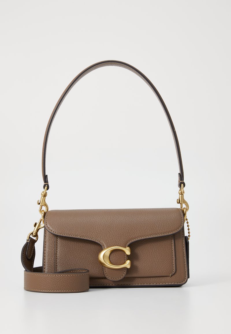 Braune Leder-Handtasche mit strukturiertem Design, goldenen Beschlägen, einem Klappenverschluss und einem abnehmbaren Schultergurt.