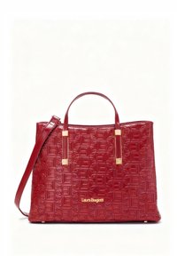 Rode handtas van Laura Biagiotti met geperst "LB"-patroon, gouden logo, handgrepen bovenaan en afneembare schouderriem op een witte achtergrond.