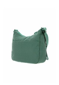 Sac d'épaule en tissu vert avec une forme légèrement structurée, une texture lisse, une sangle réglable et une poche avant pour le rangement.