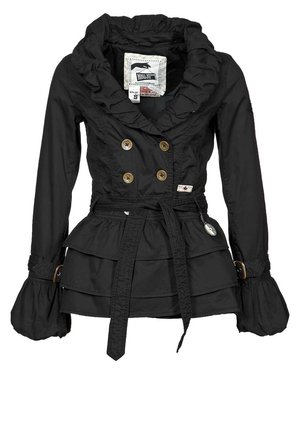Veste noire croisée avec col et poignets à volants, ourlet à basques superposé, détails de boutons et ceinture nouée à la taille.