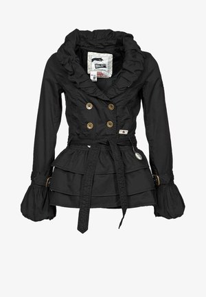 Chaqueta negra de doble botonadura con cuello y puños fruncidos, bajo con volante en capas, detalles de botones y cinturón para atar en la cintura.
