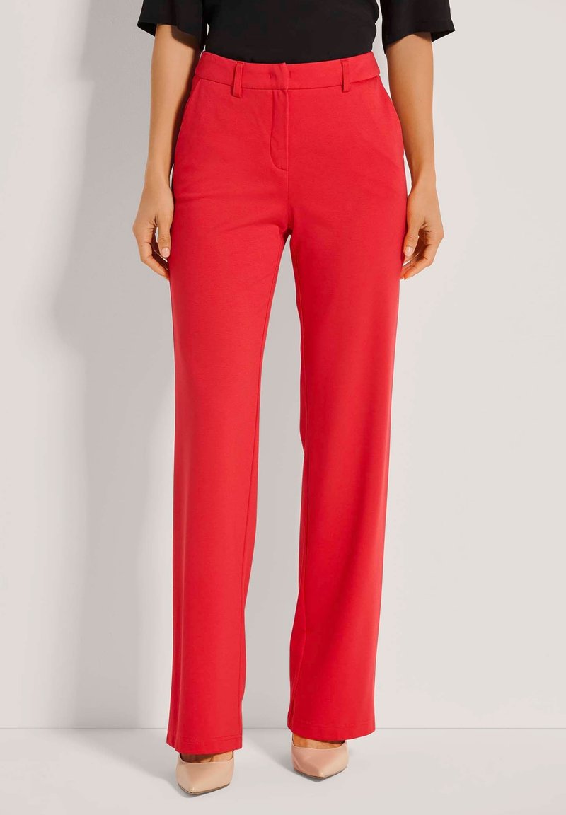 Rode, wijde broekspijpen gemaakt van zachte stof met een gladde textuur, met een pasvormige taille en nette voorplooien.