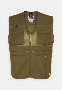 Olivgrön utomhusväst med nätpaneler, fyra framfickor med knappar och dragkedjor samt en frontdragkedjestängning.