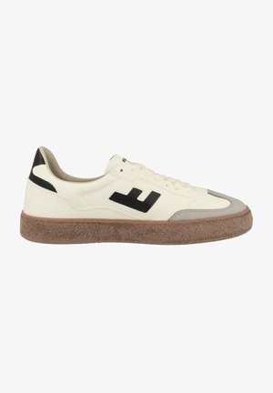 Witte leren sneaker met zwart logo, grijze accenten en een gestructureerde bruine rubberen zool. Heeft een vetersluiting en een gevoerde kraag.