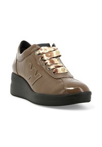 Sneaker in pelle marrone con finitura lucida, suola spessa in gomma nera e lacci multicolore a fantasia. Presenta un logo prominente sul lato.
