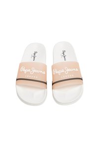 Rosa rutschiga sandaler med en bred rem som har vit text. Vit sula med minimala svarta accenter. Slät textur och avslappnad design.
