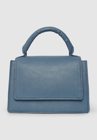 Niebieska torba z eko skórki o uporządkowanym kształcie, z miękkim uchwytem u góry, przednią klapą i kontrastowym stębnowaniem wzdłuż brzegów.