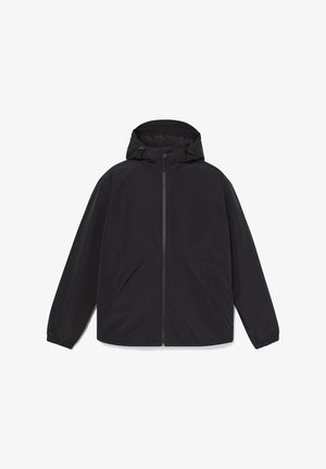 Zwarte lichtgewicht jas met een capuchon, vooraan met rits, elastische manchet en twee schuin geplaatste zakken. Glad oppervlak en minimalistischer ontwerp.
