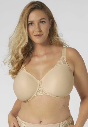 Beige beha met kantaccenten, beschikt over gevormde cups, verstelbare bandjes en een decoratieve knop aan de voorkant. Gladde textuur.