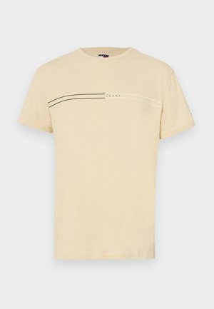 Camiseta de cuello redondo color beige hecha de algodón, con un diseño sutil de líneas horizontales en blanco y negro y el texto "TOMMY JEANS" en la parte frontal.