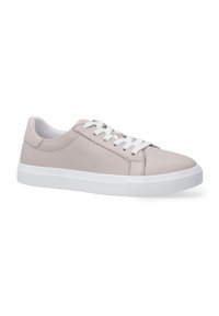 Hellgraue Leder-Sneaker mit weißen Schnürsenkeln, runder Zehenpartie, weißer Gummisohle und minimalistischem Design. Glatte Textur mit dezenten Nähdetails.
