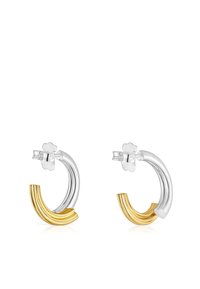 Orecchini a cerchio in argento e oro con un design curvato, dotati di un accento in oro texturizzato e una finitura liscia in argento, fissati da una chiusura.