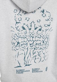 Sudadera gris claro con un estampado gráfico en verde azulado, que representa figuras estilizadas con caras sonrientes y patrones abstractos de nubes.