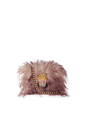 Kleine violette pelzige Tasche mit goldener Kette und einer bunten, handförmigen Schmuckverzierung vorne in der Mitte.