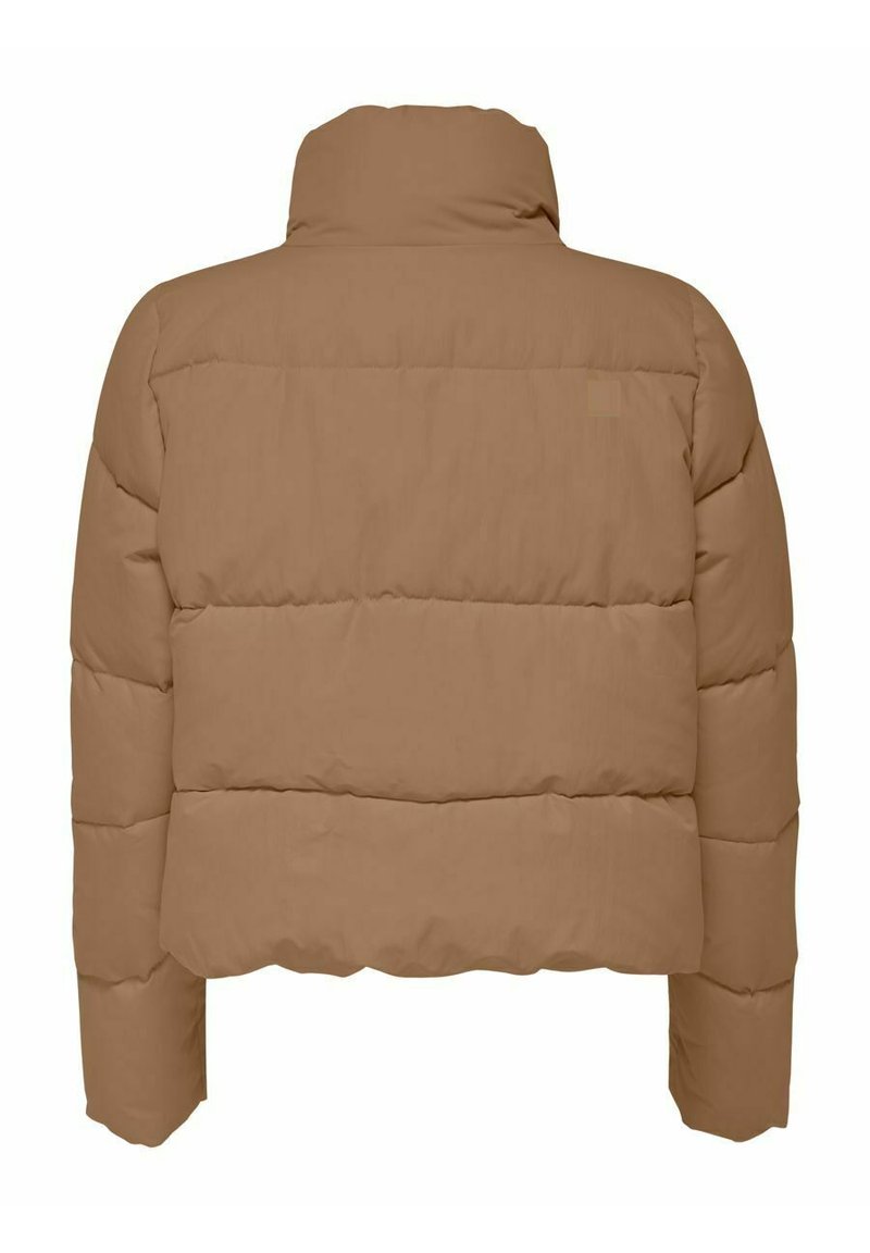 Chaqueta de plumas marrón con un alto cuello, con un diseño acolchado y costuras horizontales. Corte corto y cuadrado sin herrajes visibles.
