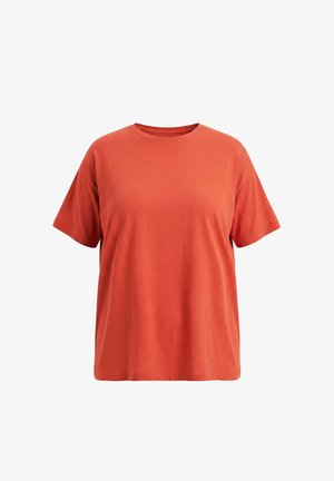 Einfaches terrakotta-oranger T-Shirt mit kurzen Ärmeln und Rundhalsausschnitt vor weißem Hintergrund, Vorderansicht.