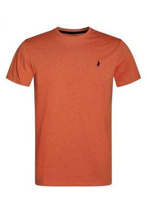 Camiseta de algodón naranja, de manga corta, con cuello redondo, que presenta un pequeño logo azul marino en el lado izquierdo del pecho y una textura suave.
