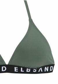 Vihreä kolmiohalterneck, joka on valmistettu sileästä kankaasta, ohuiden hihnojen ja mustan elastisen vyön kanssa, jossa on valkoista "ELBSAND"-brändäystä.