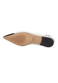 Zwart-witte puntige schoen met een gladde buitenkant, een gestructureerde zool en een beige binnenzool; geen zichtbare branding; slank hakontwerp.