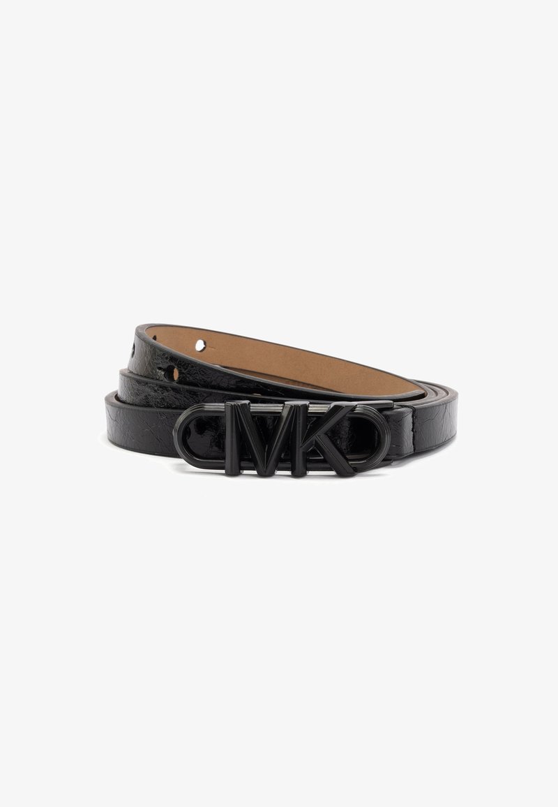Zwarte lakleren riem met een gestructureerde afwerking, voorzien van een prominente zwarte logo-sluiting met de tekst "MVK." Verstelbaar ontwerp met verschillende gaatjes.