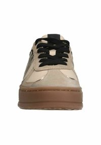 Beige Sneaker mit Obermaterial aus Wildleder und glattem Leder, schwarzen Schnürsenkeln und einer dicken, braunen Gummisohle. Besondere Merkmale sind seitliche Verzierungen und eine gepolsterte Zunge.