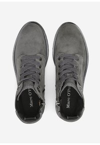 Bottines ensuédées grises avec un bout rond, un laçage à l'avant et une fermeture éclair sur le côté. Dotées d'une doublure noire texturée et d'un logo discret à l'intérieur.